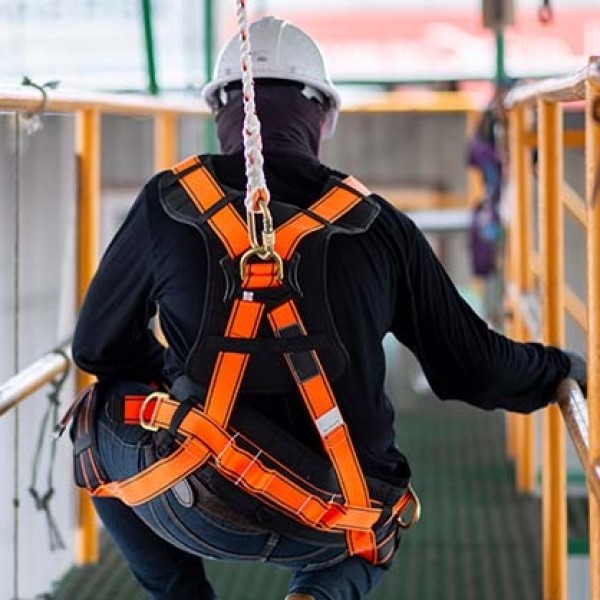 When Must Employers Provide Conventional Fall Protection?插图1 when must employers provide conventional fall protection