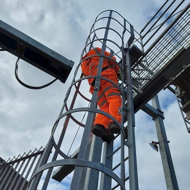 Fixed Ladder Fall Protection Regulations: What You Need to Know插图1 fixed ladder fall protection