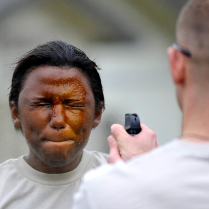 does pepper spray burn skin