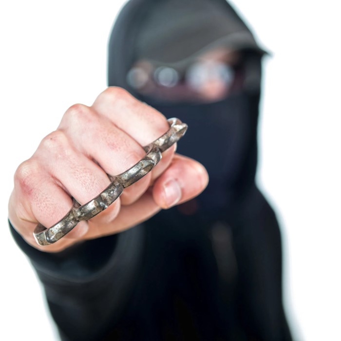 how to hold brass knuckles