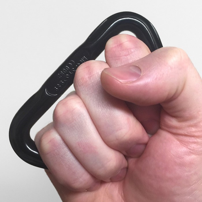 how to hold brass knuckles