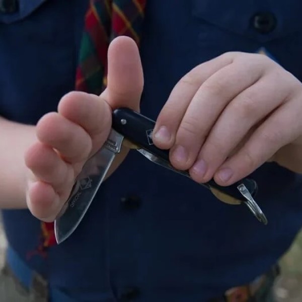 how to close a pocket knife with no button