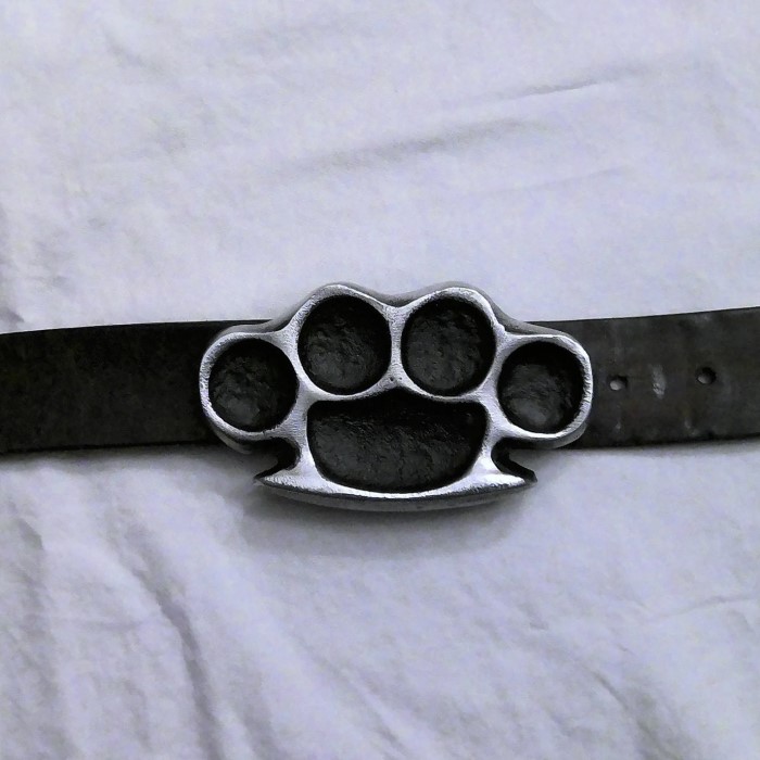 Functional Fashion: The Rise of the Brass Knuckles Belt Buckle插图3 brass knuckles belt buckle