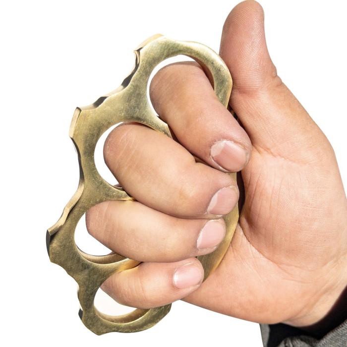how to hold brass knuckles
