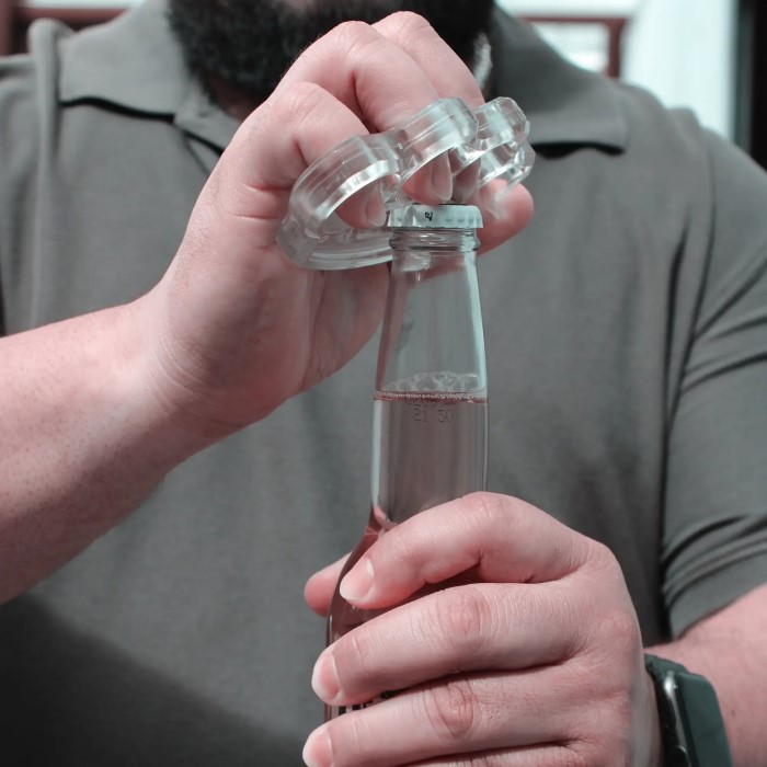 how to hold brass knuckles