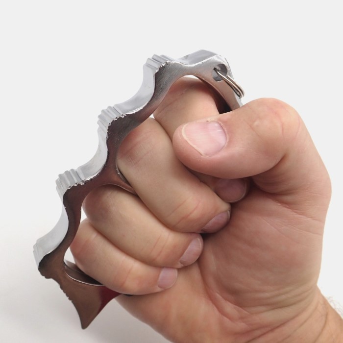 how to hold brass knuckles