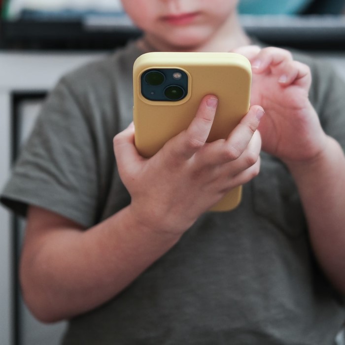 Understanding: How Old Do You Have to Be to Have a Phone插图1 how old do you have to be to have a phone