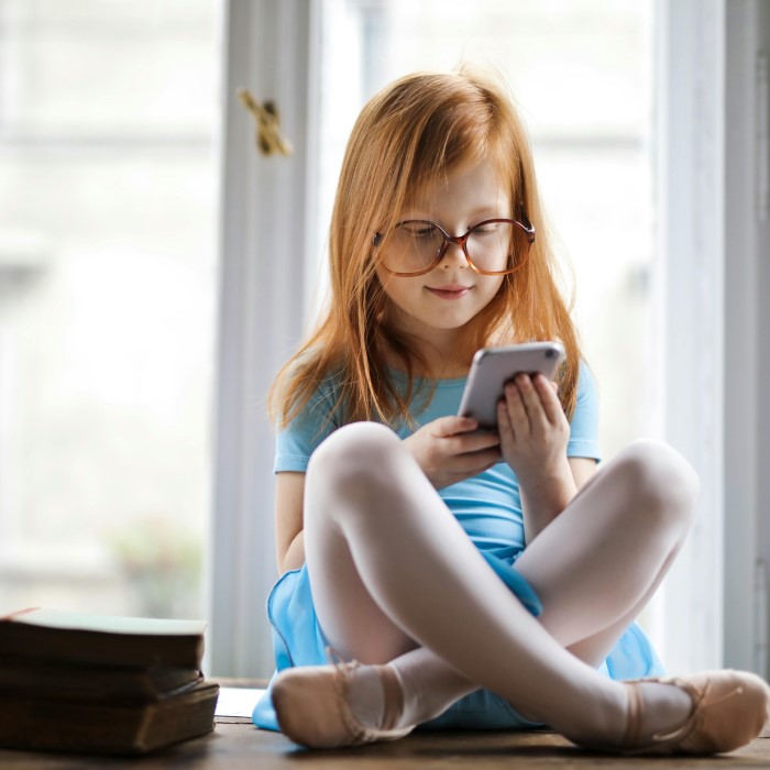 Understanding: How Old Do You Have to Be to Have a Phone插图 how old do you have to be to have a phone